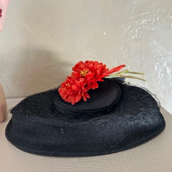 HEAVENLY 1950s\' BLACK STRAW CARTWHEEL HAT + VEILING + RED FABRIC FLOWERS main image 12